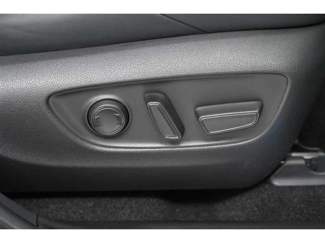 運転席は、前後スライド＋リクライニング＋シート上下＋チルトアジャスターの8ウェイパワーシートで、さらに電動ランバーサポートも装備しています。