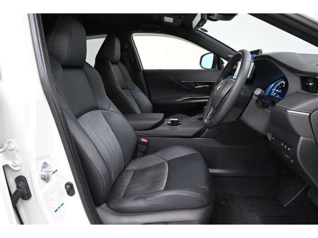 運転席/助手席です。　姿勢が崩れず、正確なステアリング操作が楽しめます。