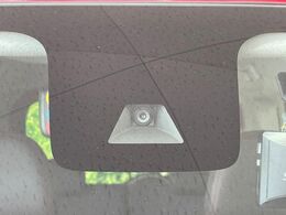 【三菱e-Assist】走行中に前方の車両等を認識し、衝突しそうな時は警報とブレーキで衝突回避と被害軽減をアシスト。より安全にドライブをお楽しみいただけます。