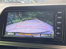【バックカメラ】駐車時に後方がリアルタイム映像で確認できます。大型商業施設や立体駐車場での駐車時や、夜間のバック時に大活躍！運転スキルに関わらず、今や必須となった装備のひとつです！
