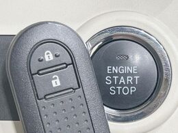 【キーフリーシステム】カバンやポケットに入れたままでもドアの施錠・解錠が可能なスマートキーを装備。エンジンのオン・オフ時もカギを取り出す必要が無いからとっても便利です♪