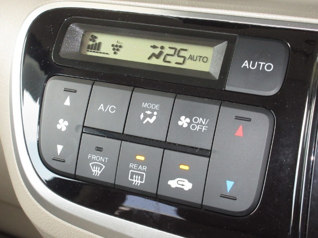 エアコンはオートエアコンでお好みの温度調整が出来、オールシーズン快適にドライブできます！リア席はプライバシーガラスで夏も涼しく過ごせます！