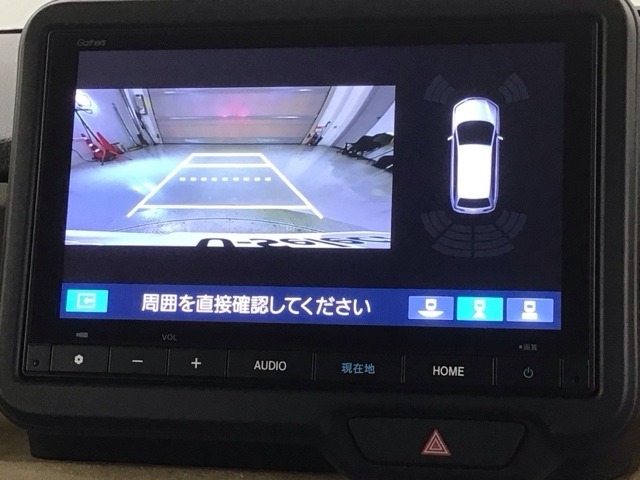 リバースギアに入れるだけで後方の表示へ切り替わります。夜間や雨の日の駐車も楽になりますよ。