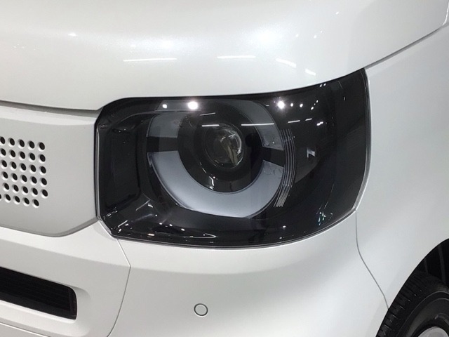LEDヘッドライトは、点灯の瞬間から最大光量を発揮し、突然暗くなるトンネルなどでの安定感を高めます。