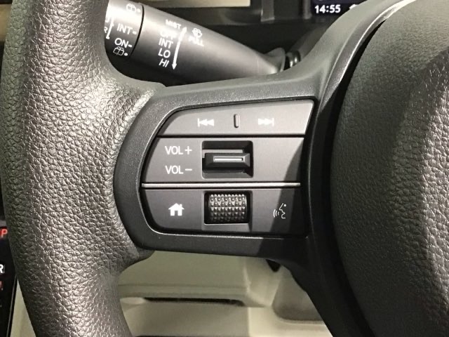 ステアリングにオーディオ操作スイッチが付いています。オーディオ画面に直接タッチしなくても操作が出来ますので、運転に集中できます。