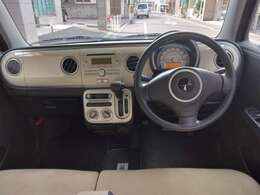 明るいベージュ内装で車内がパット華やか！