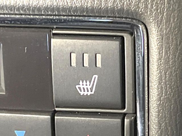 【シートヒーター】寒い日に重宝するシートヒーター！エアコンより早く温まってくれるので寒がりの人も安心ですね♪エアコンの温風は乾燥するから苦手、という方にもをおすすめです。