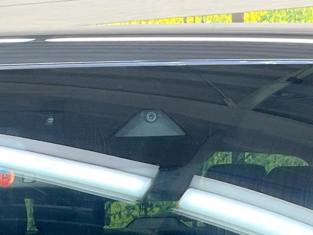 【i-ACTIVESENSE】走行中に前方の車両等を認識し、衝突しそうな時は警報とブレーキで衝突回避と被害軽減をアシスト。より安全にドライブをお楽しみいただけます。