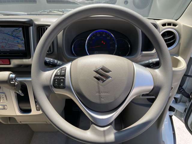 ハンドルは軽やかに回り気持ちよく運転ができます。