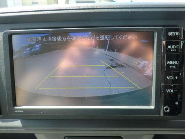 バックモニターで駐車もラクラクに！