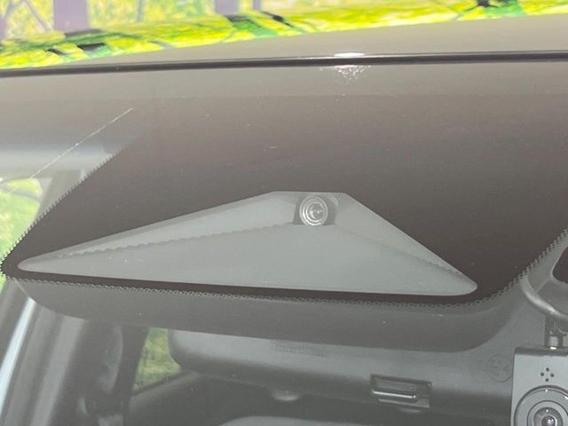【ホンダセンシング】走行中に前方の車両等を認識し、衝突しそうな時は警報とブレーキで衝突回避と被害軽減をアシスト。より安全にドライブをお楽しみいただけます。