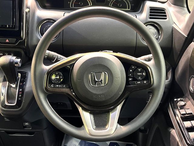 【ステアリングスイッチ】運転中、前方から目線をそらすことなく、オーディオ等の操作が可能な便利機能！安心＆快適なドライブを演出してくれます♪