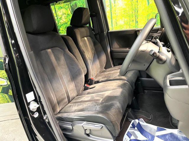 運転席まわりには十分なスペースがあり、大柄な方でもゆったり運転していただける環境です。