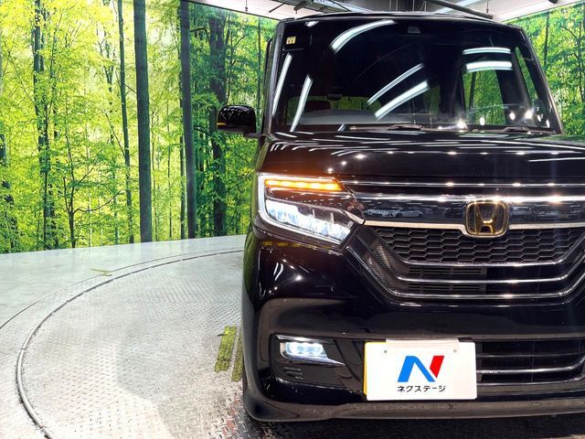 【LEDヘッドライト】悪天候や夜間走行時も良好な視界を確保し安心して運転できる高輝度LEDヘッドライトを装備！点灯速度が早く、消費電力も抑えられています。