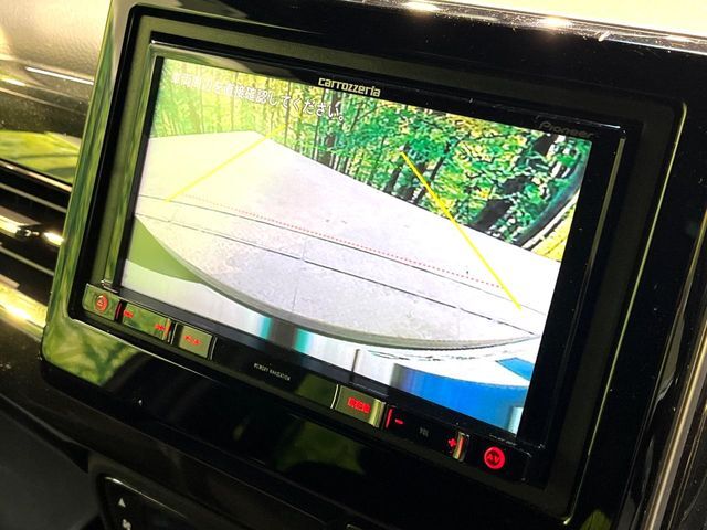 【バックカメラ】駐車時に後方がリアルタイム映像で確認できます。大型商業施設や立体駐車場での駐車時や、夜間のバック時に大活躍！運転スキルに関わらず、今や必須となった装備のひとつです！