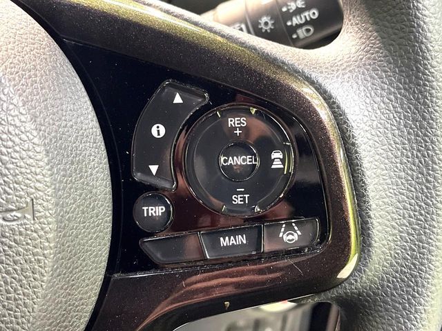 【アダプティブクルーズコントロール】高速道路での長距離走行が楽に！！自動で速度を保つクルーズコントロールが、衝突軽減システムと連携し、前方の車両を感知して車間を保つように速度調節してくれます！！