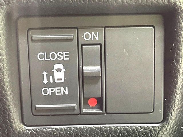 【パワースライドドア】スマートキーや運転席のスイッチでスライドドアの開閉が可能♪電動だから力を入れてドアを開ける必要が無く、小さいお子様でも、重い荷物を持っている時もラクに開け閉めできます♪