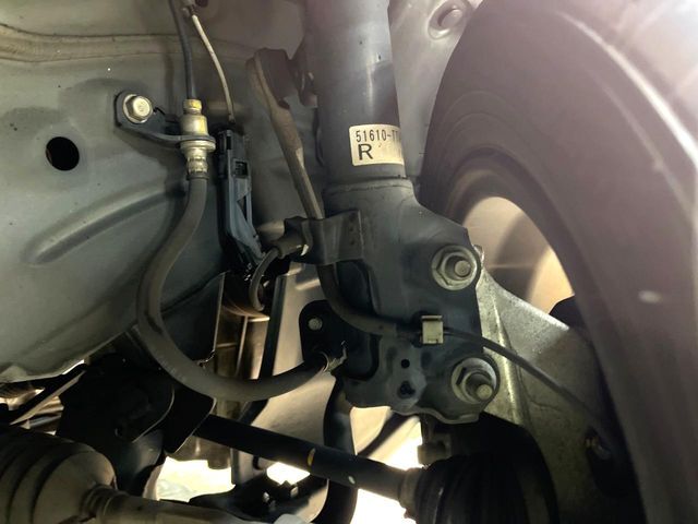 お車を安心してお乗りいただく為には、足回りの定期点検が欠かせません。サービスサポート（有償保証）では無料点検もご提供しており、安心のカーライフをお過ごしいただけるサポート体制が整っています。