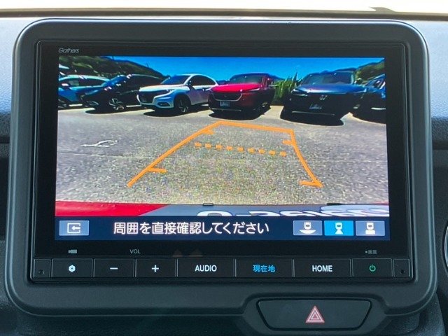バックモニター装備。画面にて後方の確認が行えるので、バック駐車や車庫入れの際には重宝します。車の運転に慣れない方でも安心のガイドライン表示機能付。