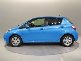 「サイドフォルム」です。流れるようなボディラインが魅力的ですよね。乗降しやすそうなのが、わかりますよね。