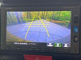 【バックカメラ】駐車時に後方がリアルタイム映像で確認できます。大型商業施設や立体駐車場での駐車時や、夜間のバック時に大活躍！運転スキルに関わらず、今や必須となった装備のひとつです！