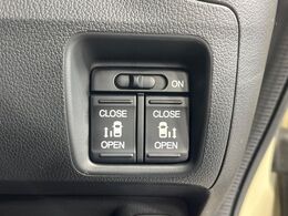 【両側パワースライドドア】スマートキーや運転席のスイッチで後席両側スライドドアの開閉が可能♪電動だから力を入れてドアを開ける必要が無く、小さなお子様でも簡単に開け閉めでき快適です♪