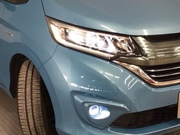 【LEDヘッドライト】ディスチャージヘッドライト（HID）と同等の明るさで、夜道や雨天走行が明るく視界良好！！　フォグライトも装備で、安心感さらにUPです♪安心ドライブを楽しんで下さい♪