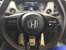 手になじむステアリングです。ステアリングの右側にはクルーズコントロール、左側がオーディオリモコンスイッチです。手元で操作できるので便利です。