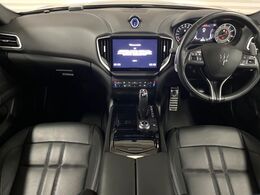 インテリアは電動調整式フロントシート、ブラックピアノインテリアトリム、シートヒーター＆ベンチレーションが装備され、上品な空間と快適性を両立。