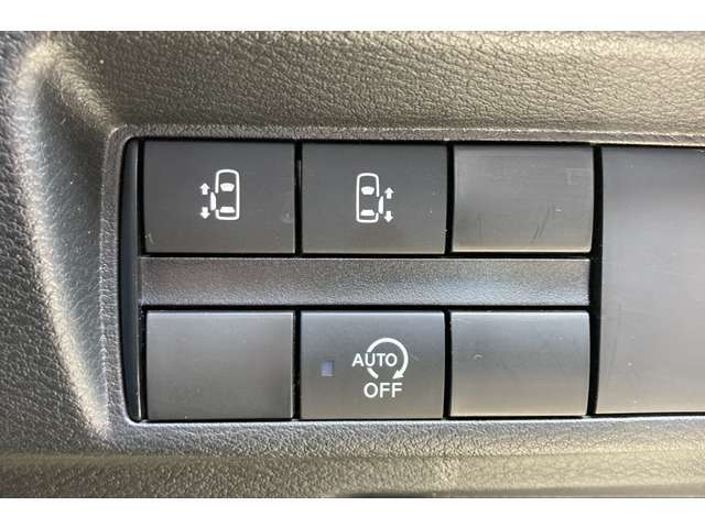 ハンズフリー両側オートスライドドアです。荷物やお子様抱っこで両手がふさがっていても、片足を振り入れるだけでドアが開閉できます。