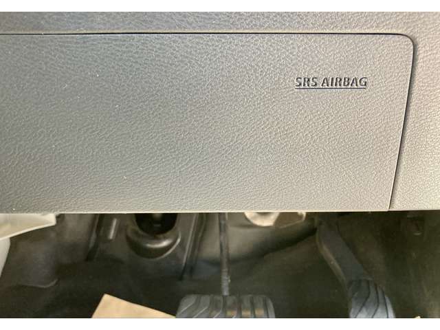 SRSニーエアバックシステム＜運転席＞はドライバーの脚部を受け止め、下肢の障害を軽減するとともに姿勢を維持することで、保護効果を高めます。