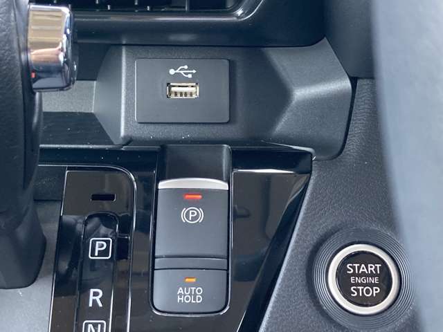 便利なオートホールドと電動パーキングブレーキです。ブレーキペダルを踏み込み、Pスイッチを引き上げると作動、押し下げると解除されます。USBソケット付！