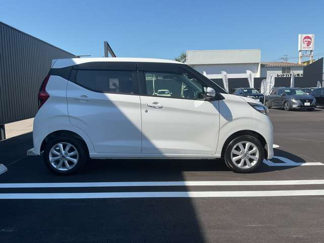 コンパクトなボディでどの年代の方にも乗りやすいお車になっております☆