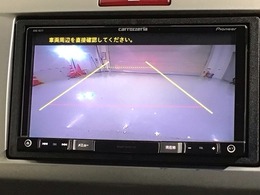 リバースギアに入れるだけで後方の表示へ切り替わります。夜間や雨の日の駐車も楽になりますよ。