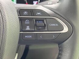 【レーダークルーズコントロール】高速道路での長距離走行が楽に！！自動で速度を保つクルーズコントロールが、衝突軽減システムと連携し、前方の車両を感知して車間を保つように速度調節してくれます！！