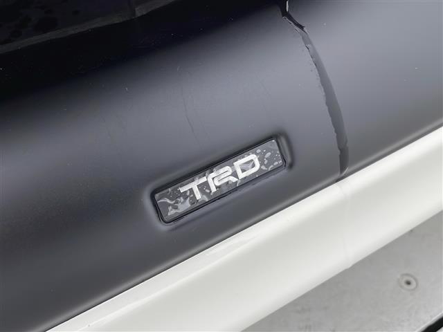 【TRD】トヨタの純正エアロ（ドレスアップパーツ）が装着されています！通常のボディと比べて、迫力のあるフォルムをお楽しみください。