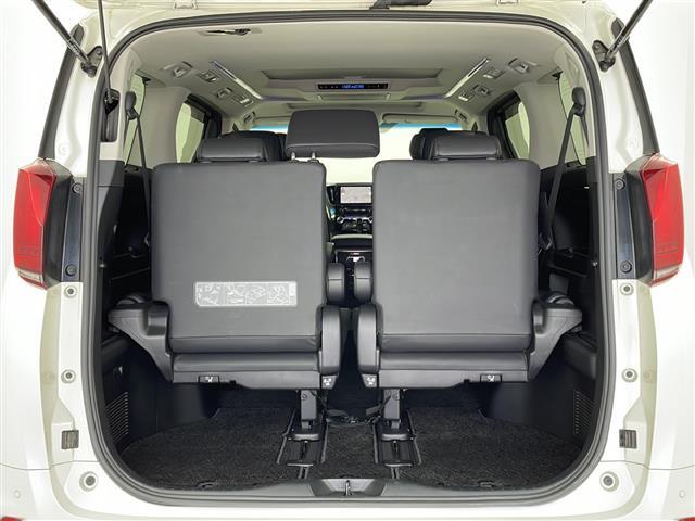 【トランク】積み込みやすくて、たっぷり積める荷室です。シートアレンジできるものは、乗車人数と荷物の量や大きさによってシートを動かすことができるので、より快適なドライブが可能です！