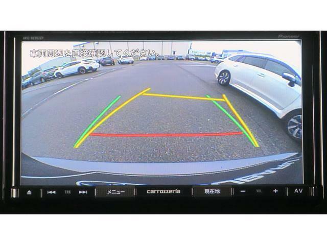 後方の視認性を高めるリアビューカメラを搭載。ガイドラインはステアリングの動きと連動しますのでよりスムーズな車庫入れが行えます。