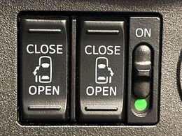 【両側パワースライドドア】スマートキーや運転席のスイッチで後席両側スライドドアの開閉が可能♪電動だから力を入れてドアを開ける必要が無く、小さなお子様でも簡単に開け閉めでき快適です♪