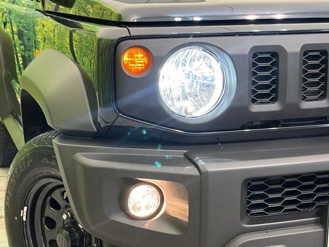 【LEDヘッドライト】悪天候や夜間走行時も良好な視界を確保し安心して運転できる高輝度LEDヘッドライトを装備！点灯速度が早く、消費電力も抑えられています。
