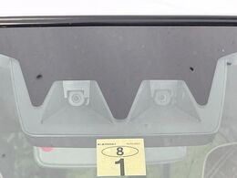 【スマートアシスト】走行中に前方の車両等を認識し、衝突しそうな時は警報とブレーキで衝突回避と被害軽減をアシスト。より安全にドライブをお楽しみいただけます。