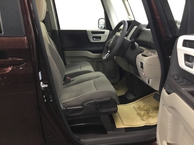 【ベンチシート】運転席と助手席の移動もスムーズ！狭い駐車場での乗り降りや、お子様の乗り降りにも便利です。座席の間にコンソールボックスやドリンクホルダーがないため、車内空間が広く感じます。