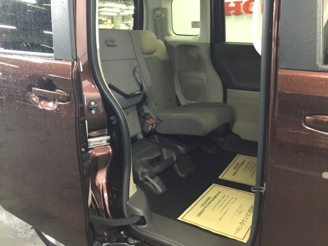 後席の座面をはねあげると、後席のあったスペースがそのまま高さのある荷室空間に！背の高い荷物も横にせずそのまま積み込めます。もちろん左右片方だけのアレンジも可能です。
