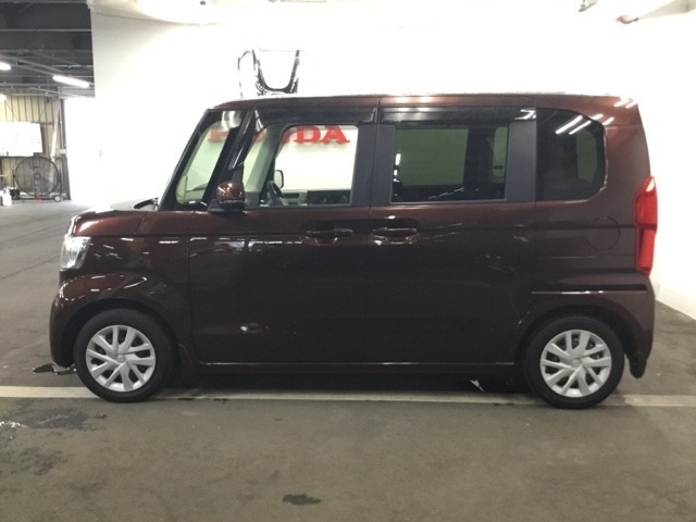 狭い駐車場でも、スライドドアならチャイルドシートへのお子さまの乗降や荷物の積載もスムーズ。