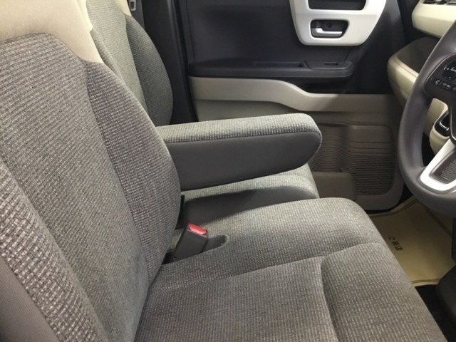 アームレスト付き。長距離ドライブも快適に過ごせます。