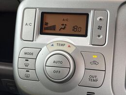 【オートエアコン】一度お好みの温度に設定すれば、車内の温度を検知し風量や温度を自動で調整。暑い…寒い…と何度もスイッチ操作をする必要はありません。快適な車内空間には必須の機能ですね♪