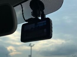 【ドライブレコーダー】安心・安全なカーライフに必須のドライブレコーダーを装備！走行中はもちろん、あおり運転や事故に遭遇した際の状況も映像で記録し、万一のリスクに備えます。