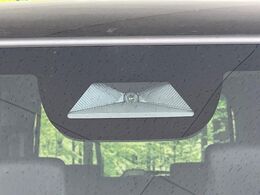 【ホンダセンシング】走行中に前方の車両等を認識し、衝突しそうな時は警報とブレーキで衝突回避と被害軽減をアシスト。より安全にドライブをお楽しみいただけます。