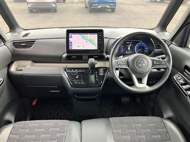 広い室内は上下方向にもたっぷりゆとり。大人4人でもゆったり快適に過ごせるキャビンは、家族みんなでずっと乗っていたくなる”リビング”です。