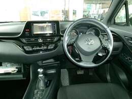 C-HRの運転席周りです。